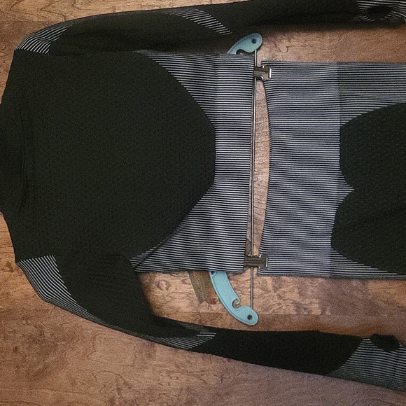 Black & Gray Two-Piece Workout / Yoga - Picture 8 of 9